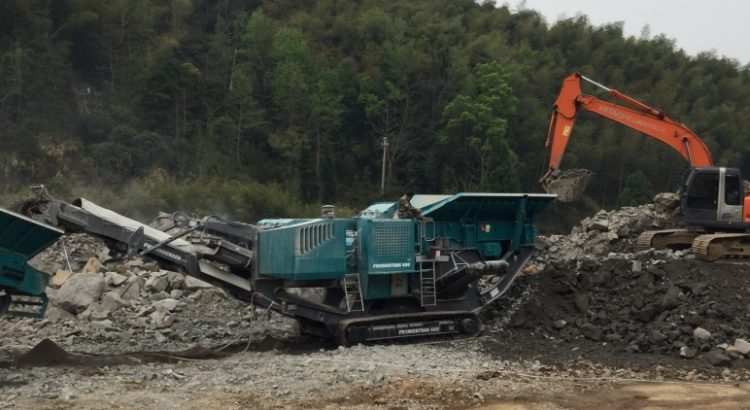premiertrak-600E-grey-granite Premiertrak 600E crushing grey granite